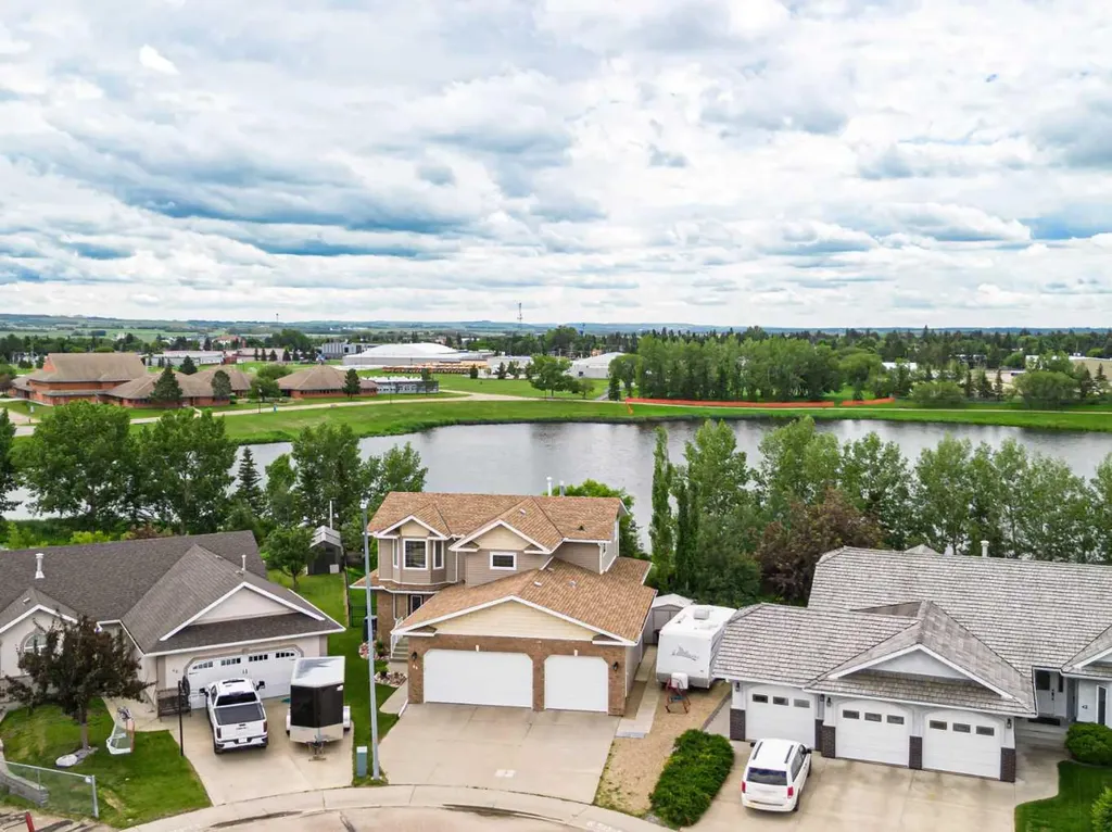 44 Lakes Close Lacombe AB T4L 1S4