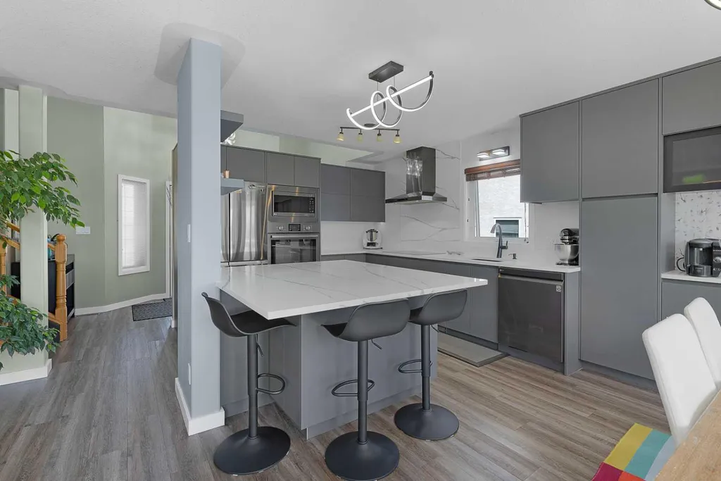 44 Lakes Close Lacombe AB T4L 1S4