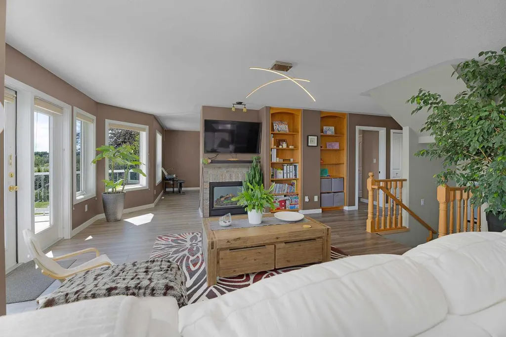 44 Lakes Close Lacombe AB T4L 1S4