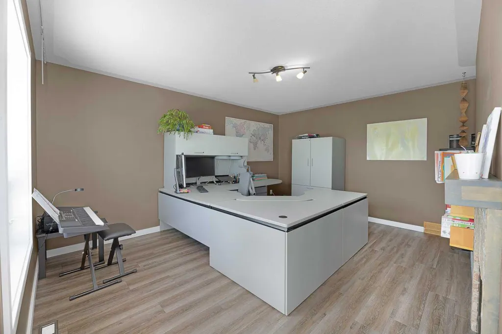 44 Lakes Close Lacombe AB T4L 1S4