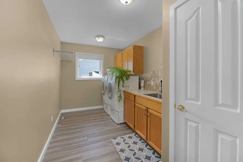 44 Lakes Close Lacombe AB T4L 1S4