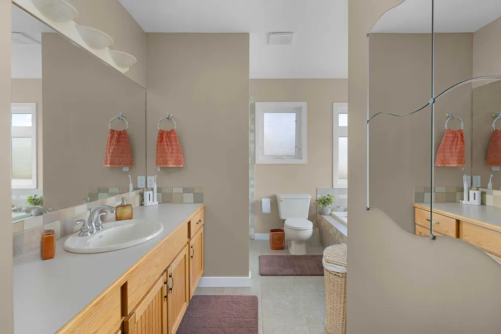 44 Lakes Close Lacombe AB T4L 1S4