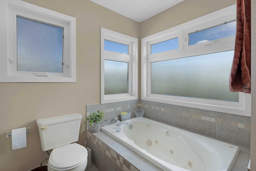 44 Lakes Close Lacombe AB T4L 1S4
