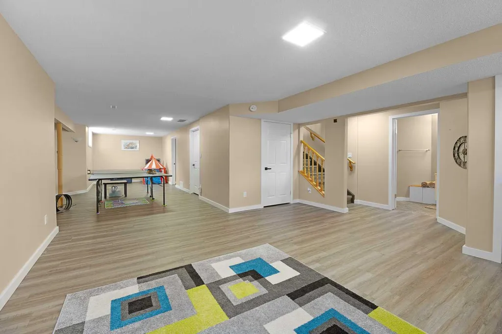 44 Lakes Close Lacombe AB T4L 1S4