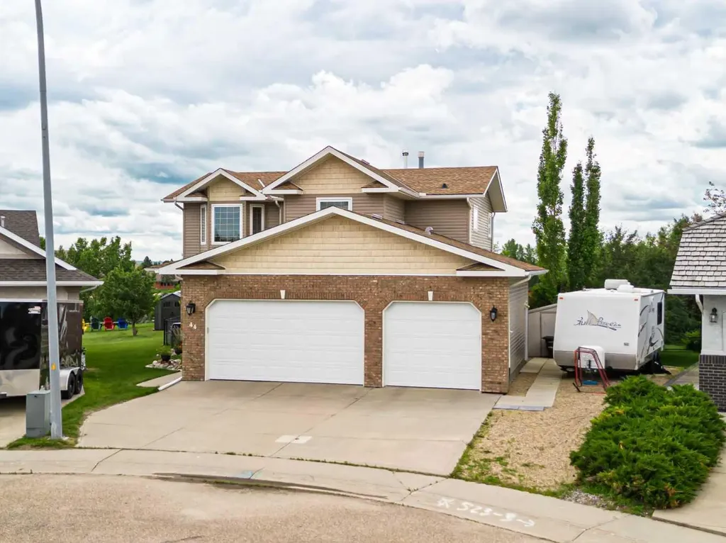 44 Lakes Close Lacombe AB T4L 1S4