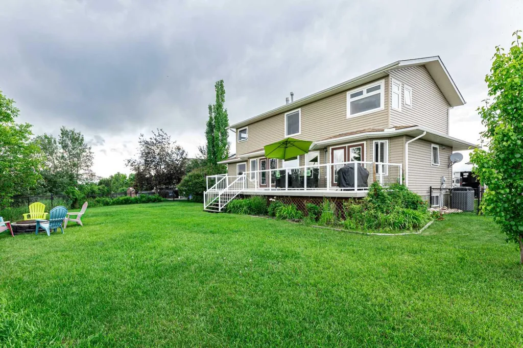 44 Lakes Close Lacombe AB T4L 1S4
