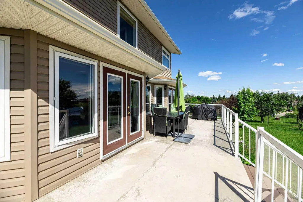 44 Lakes Close Lacombe AB T4L 1S4