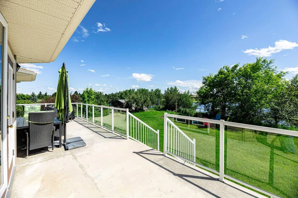 44 Lakes Close Lacombe AB T4L 1S4
