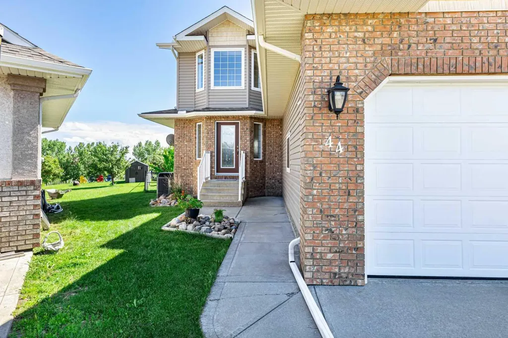 44 Lakes Close Lacombe AB T4L 1S4