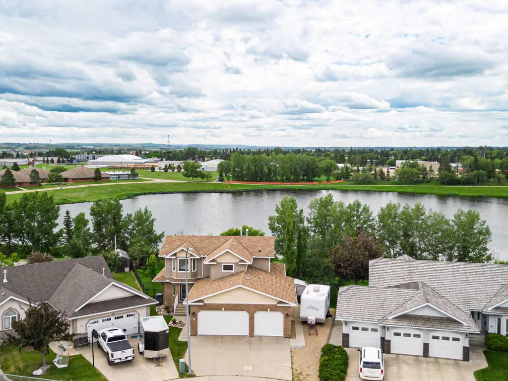 44 Lakes Close Lacombe AB T4L 1S4