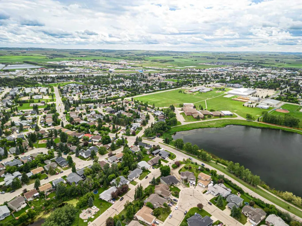 44 Lakes Close Lacombe AB T4L 1S4