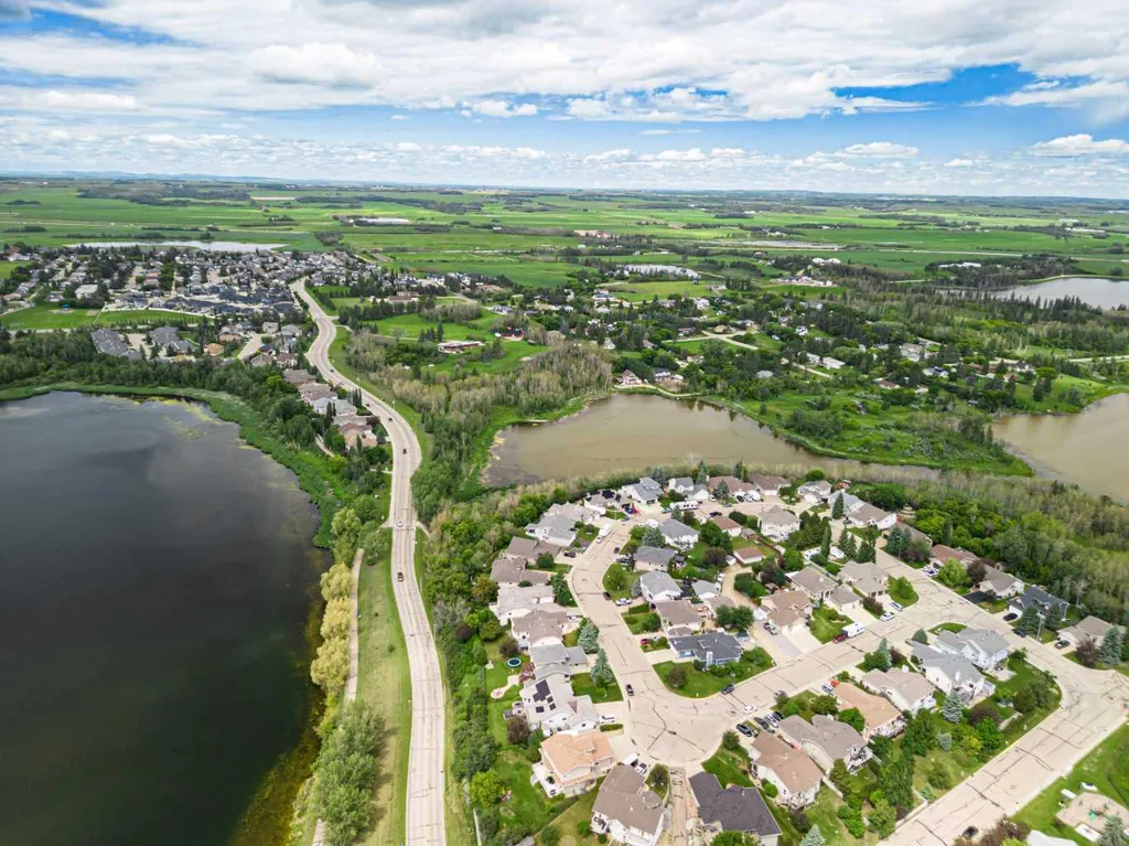 44 Lakes Close Lacombe AB T4L 1S4