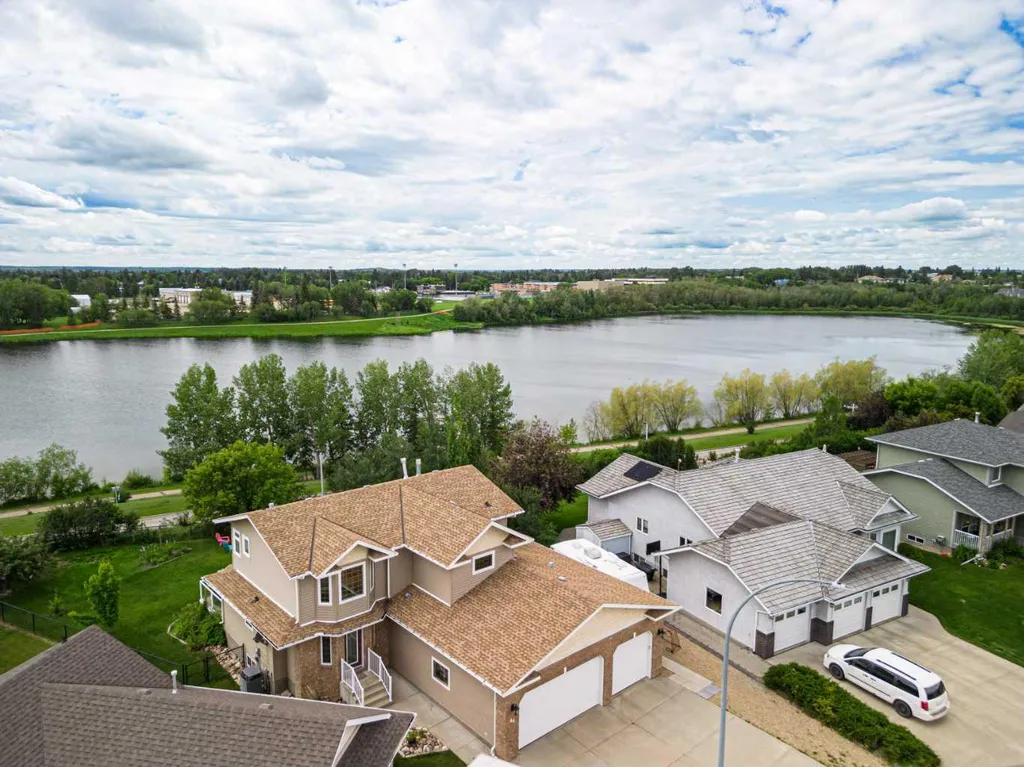 44 Lakes Close Lacombe AB T4L 1S4