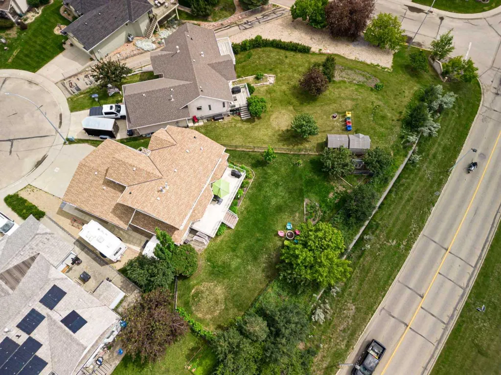 44 Lakes Close Lacombe AB T4L 1S4