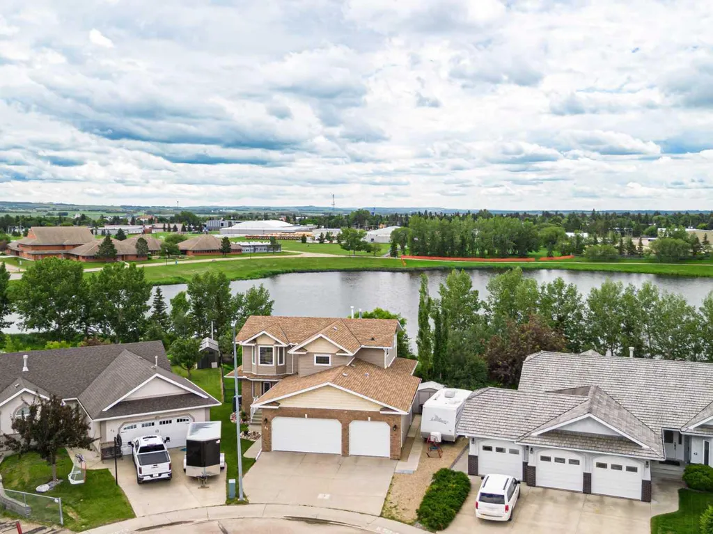 44 Lakes Close Lacombe AB T4L 1S4