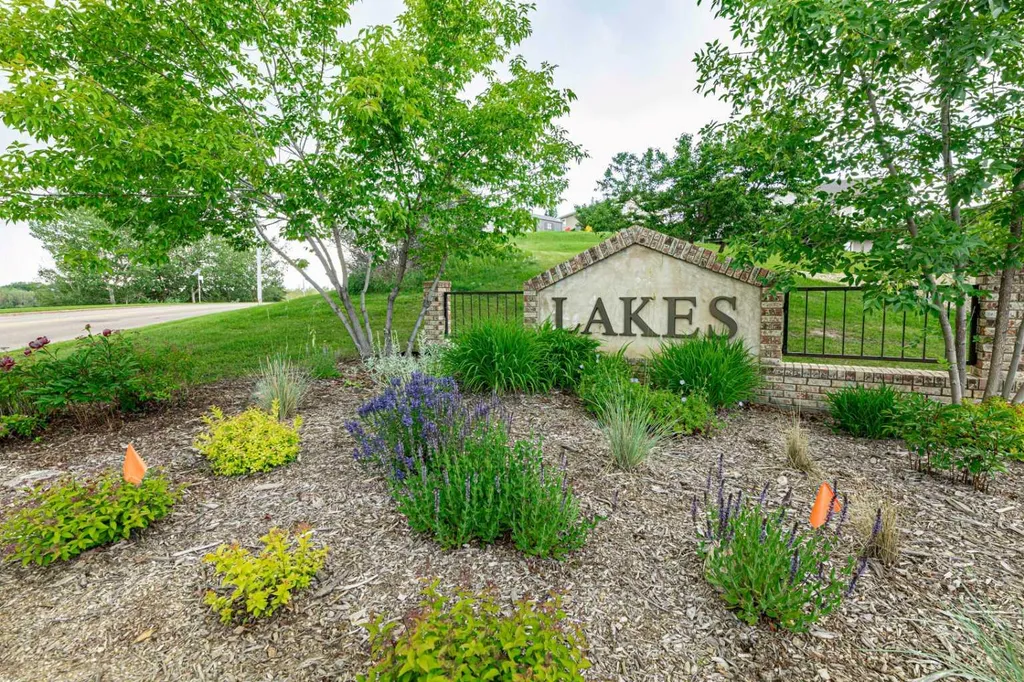44 Lakes Close Lacombe AB T4L 1S4