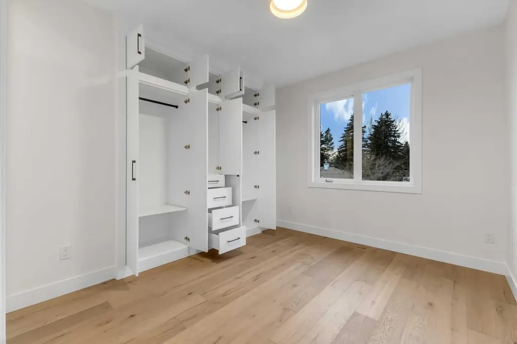 2623 Cochrane Road NW Calgary AB T2M 4H8