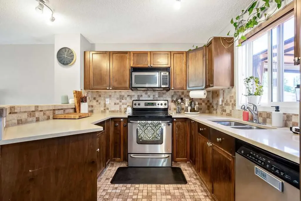 275 Everstone Drive SW Calgary AB T2Y 4v2