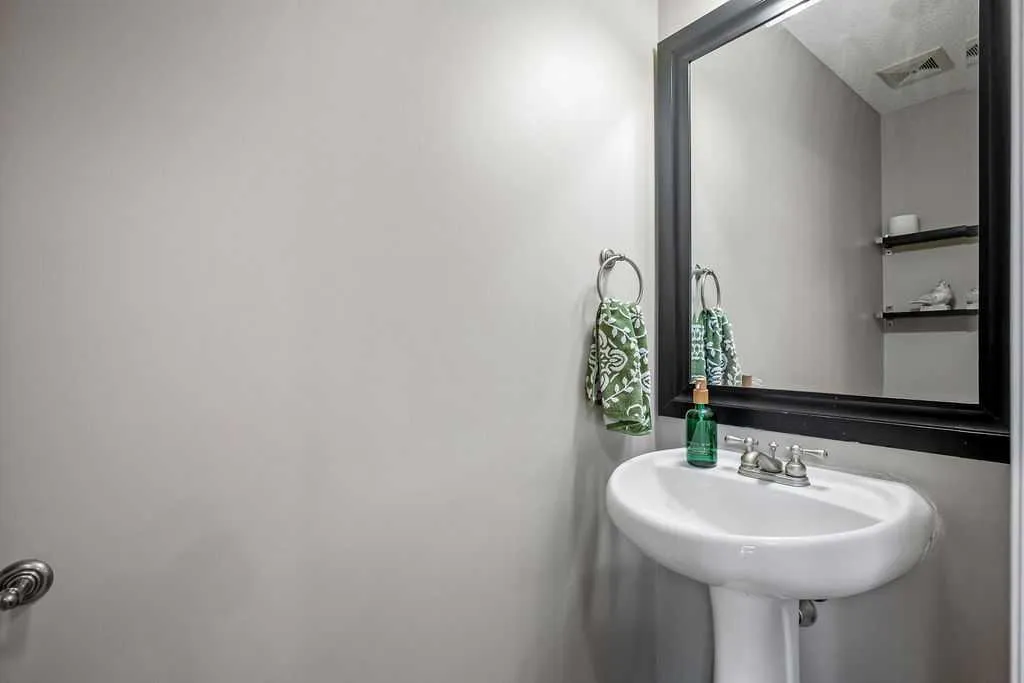 275 Everstone Drive SW Calgary AB T2Y 4v2