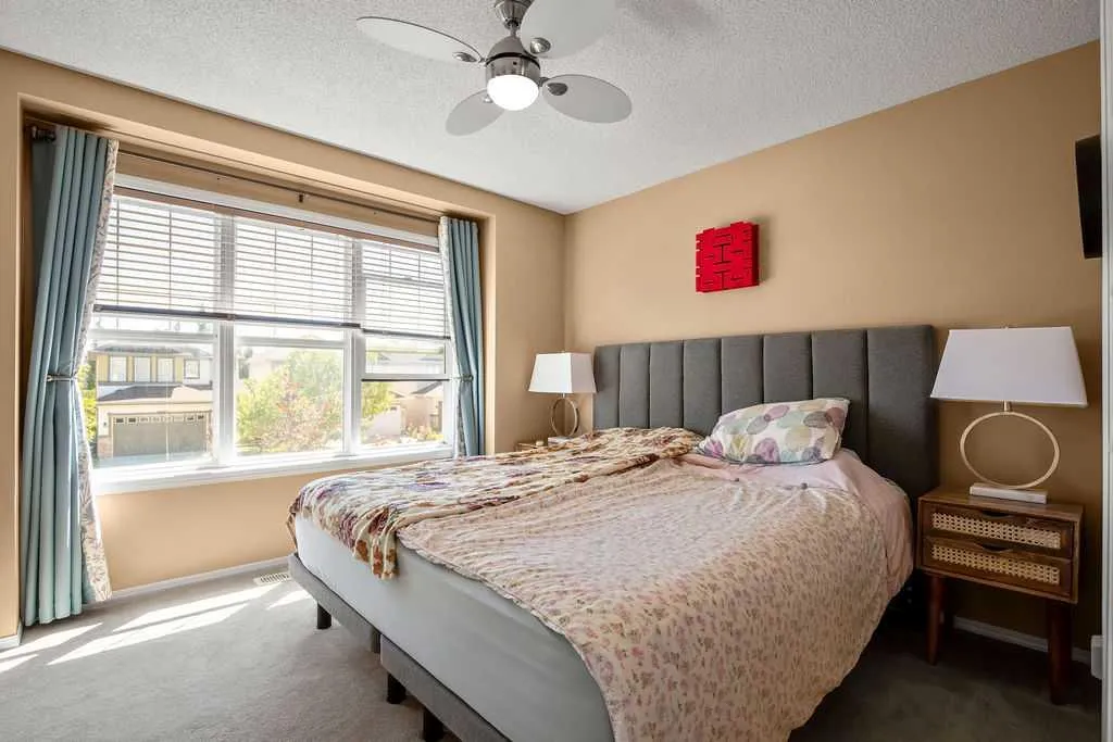275 Everstone Drive SW Calgary AB T2Y 4v2
