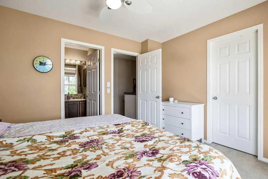 275 Everstone Drive SW Calgary AB T2Y 4v2