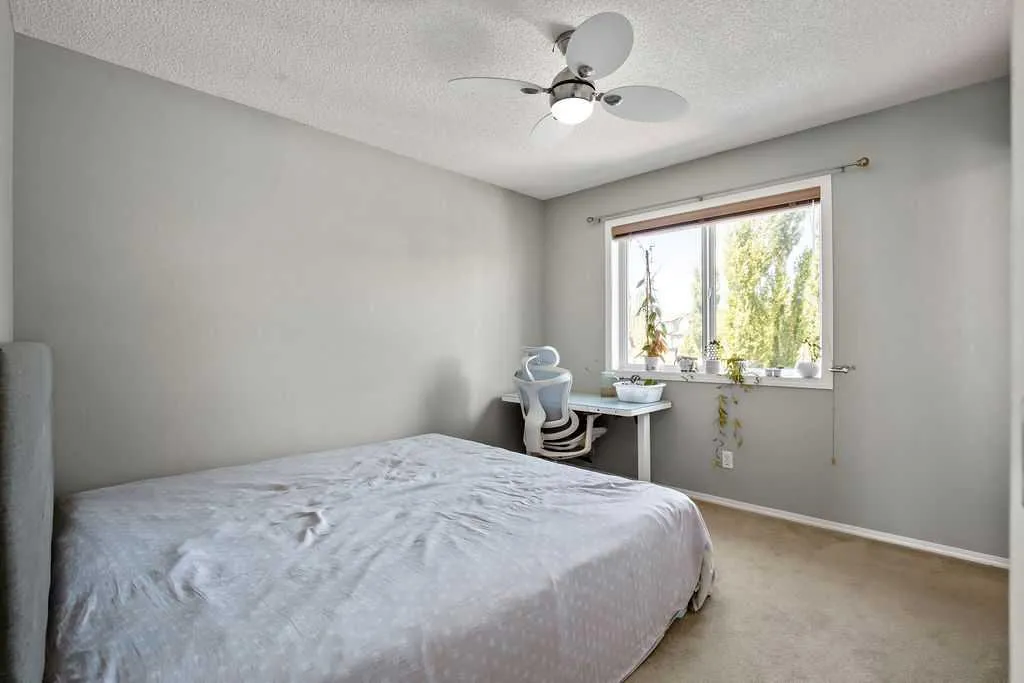 275 Everstone Drive SW Calgary AB T2Y 4v2