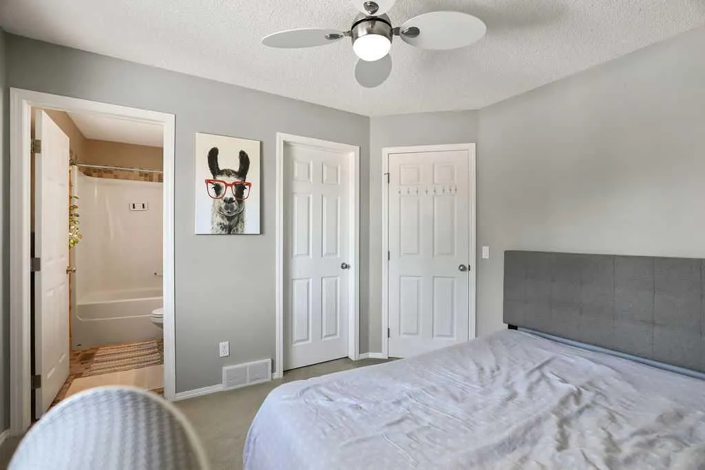 275 Everstone Drive SW Calgary AB T2Y 4v2
