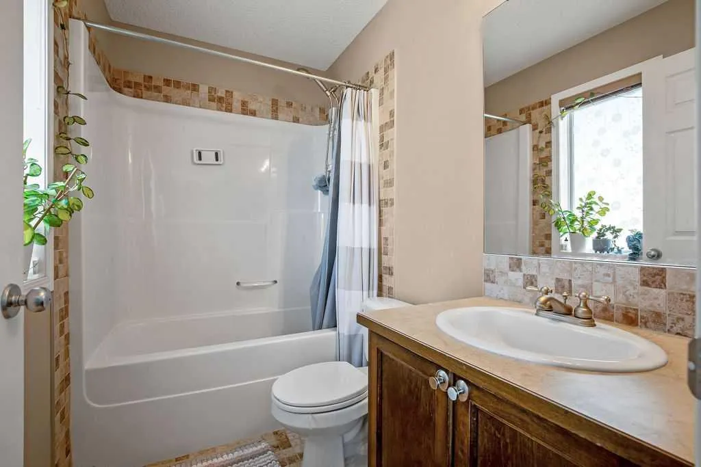 275 Everstone Drive SW Calgary AB T2Y 4v2