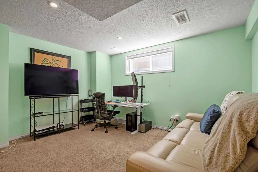 275 Everstone Drive SW Calgary AB T2Y 4v2