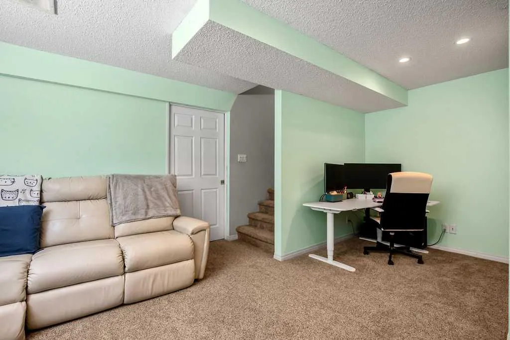 275 Everstone Drive SW Calgary AB T2Y 4v2
