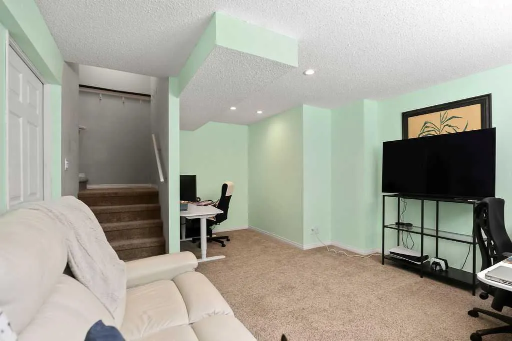 275 Everstone Drive SW Calgary AB T2Y 4v2