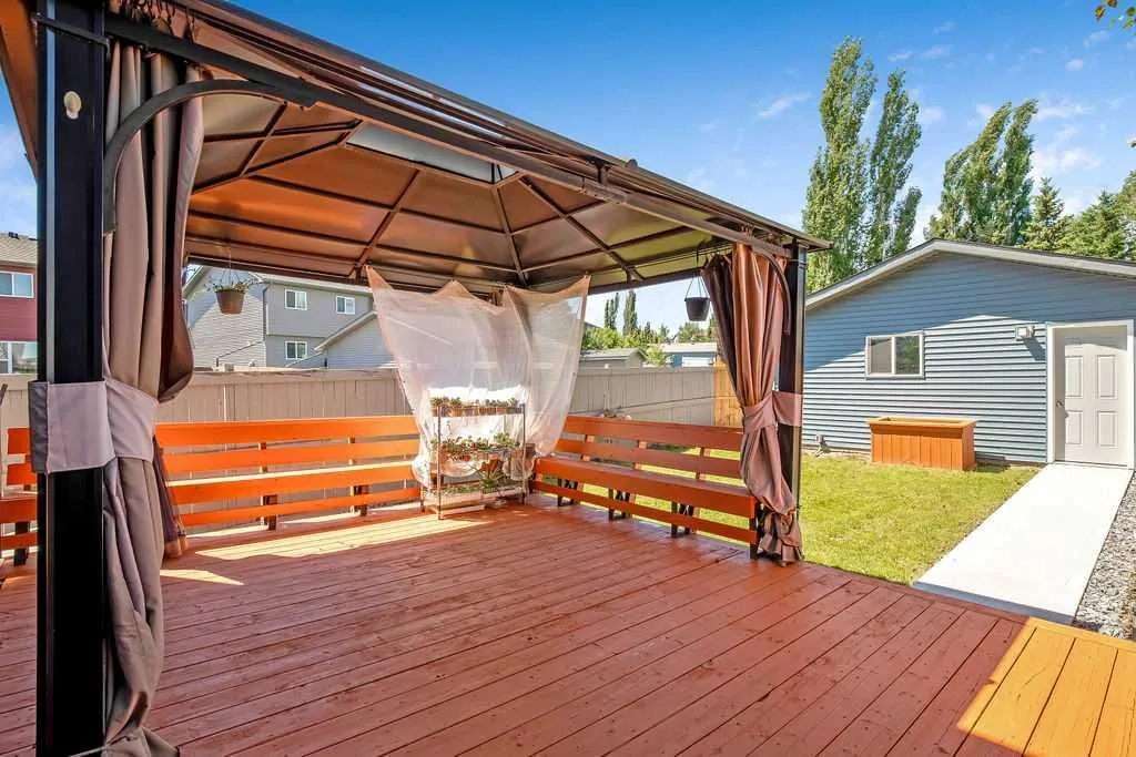 275 Everstone Drive SW Calgary AB T2Y 4v2