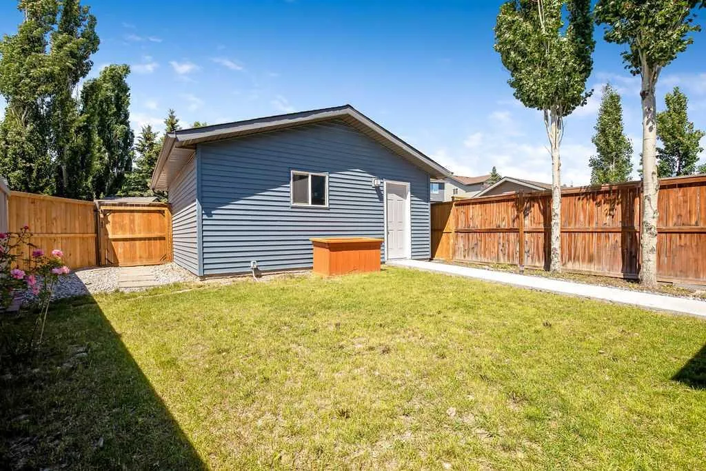 275 Everstone Drive SW Calgary AB T2Y 4v2