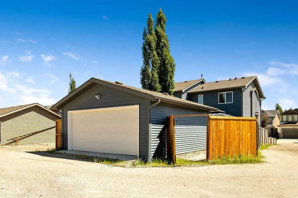 275 Everstone Drive SW Calgary AB T2Y 4v2
