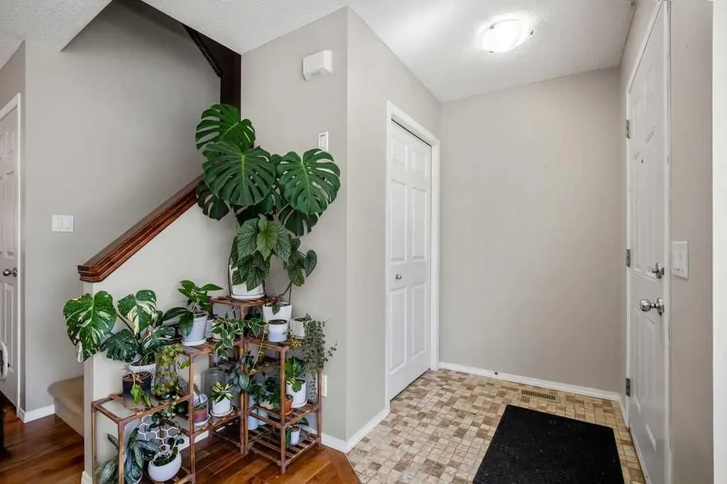 275 Everstone Drive SW Calgary AB T2Y 4v2