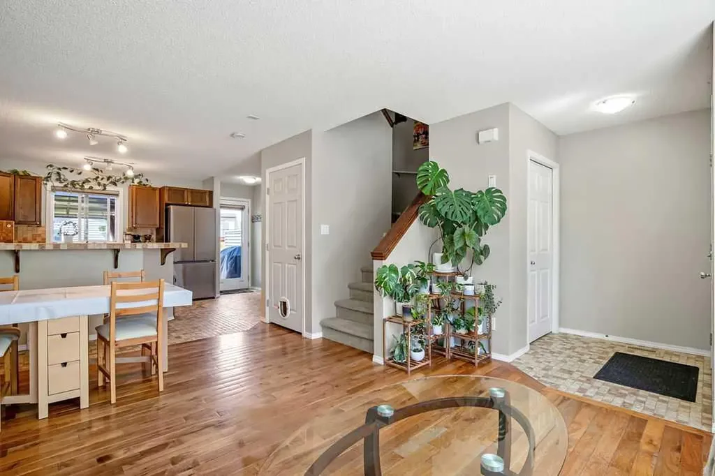 275 Everstone Drive SW Calgary AB T2Y 4v2