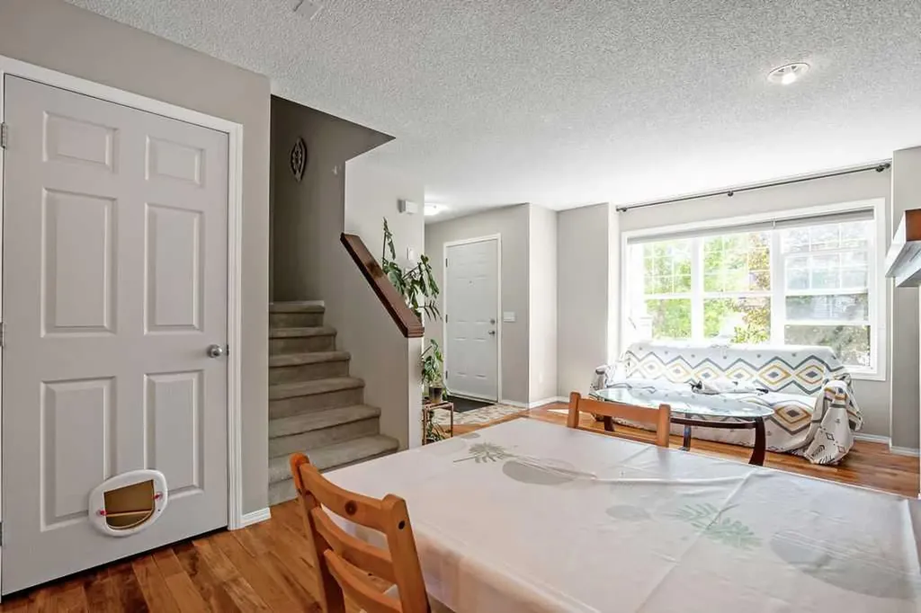 275 Everstone Drive SW Calgary AB T2Y 4v2