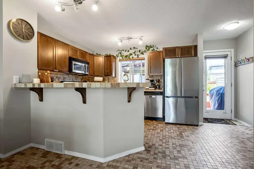 275 Everstone Drive SW Calgary AB T2Y 4v2