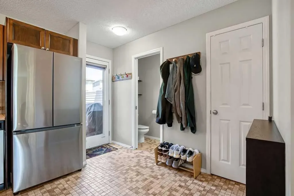 275 Everstone Drive SW Calgary AB T2Y 4v2