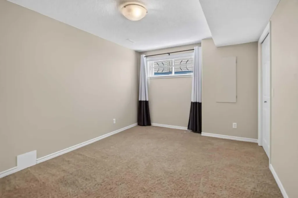 25 Panamount Rise NW Calgary AB T3K 6B6