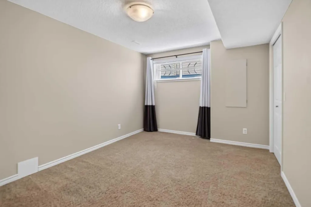 25 Panamount Rise NW Calgary AB T3K 6B6