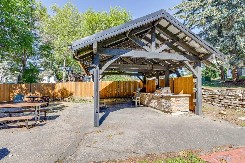 1620 8 Avenue NW Calgary AB T2N 1C4