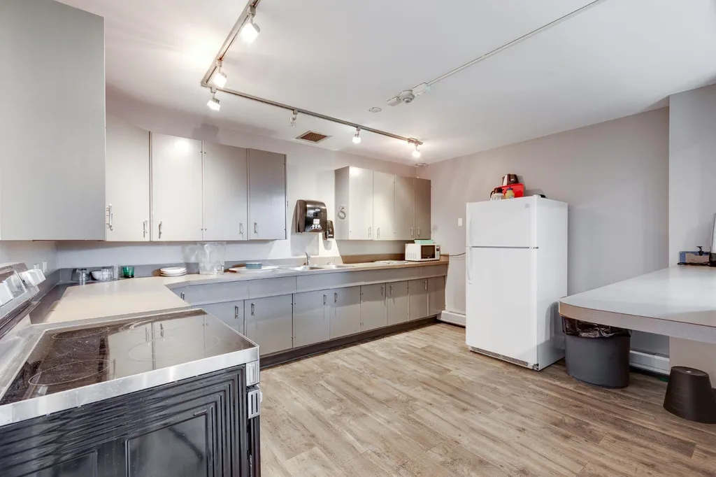 1620 8 Avenue NW Calgary AB T2N 1C4