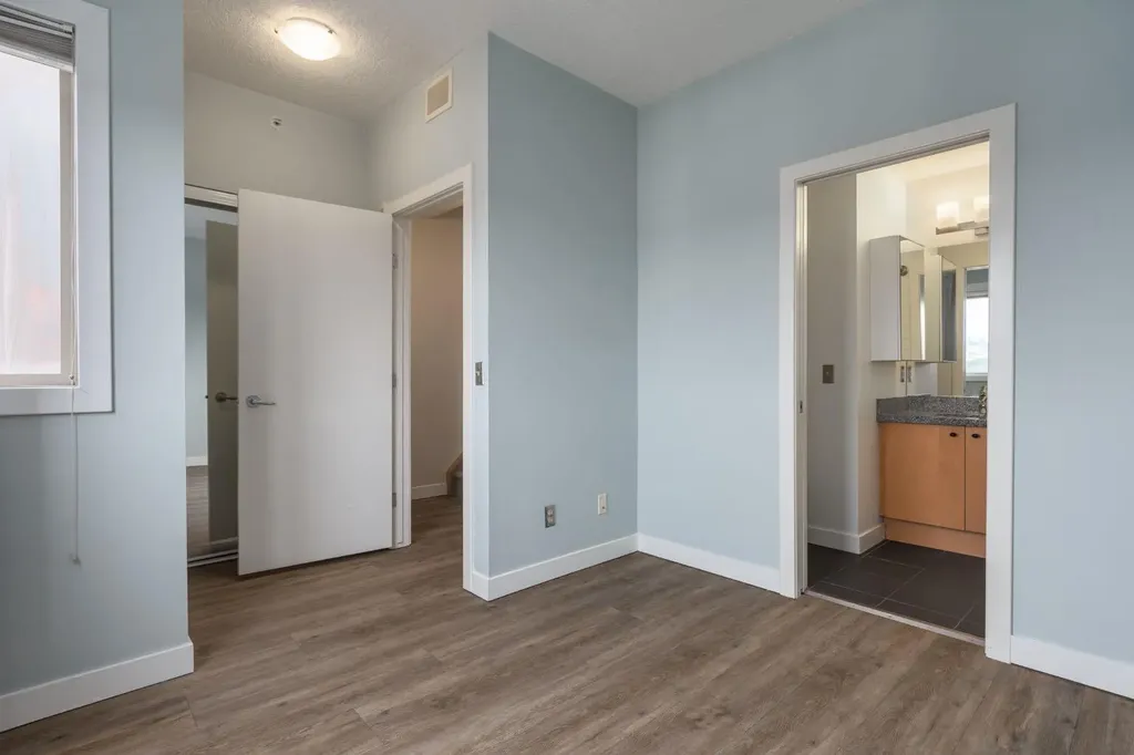 118 8 Street NE Calgary AB T2E 1M2