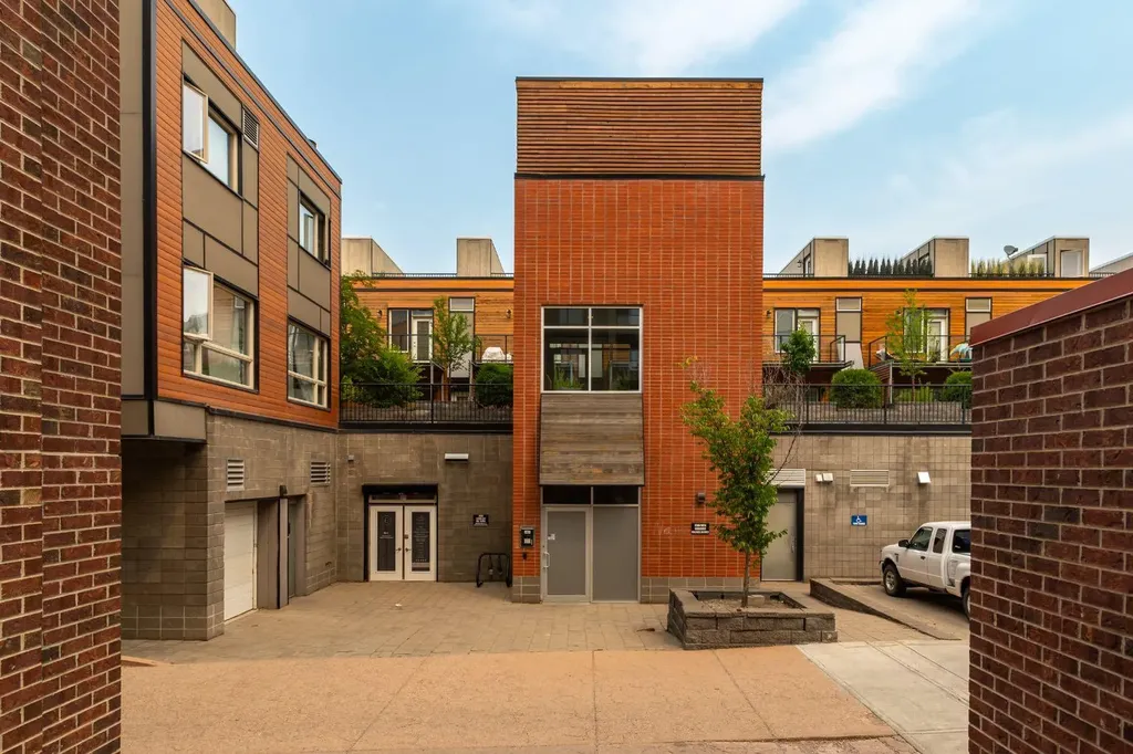 118 8 Street NE Calgary AB T2E 1M2