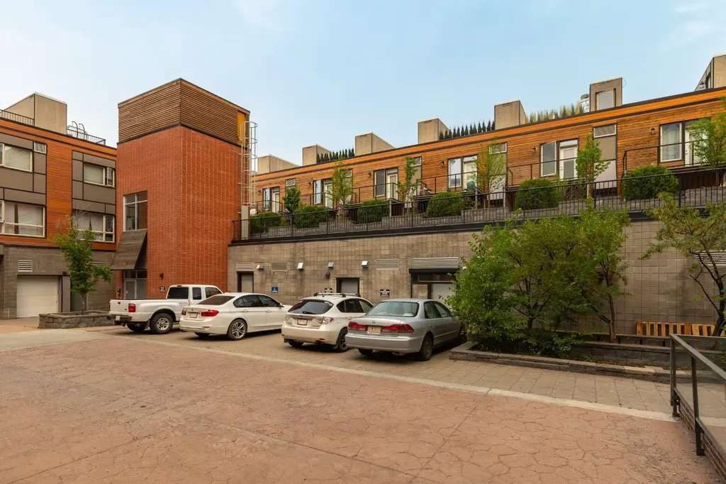 118 8 Street NE Calgary AB T2E 1M2