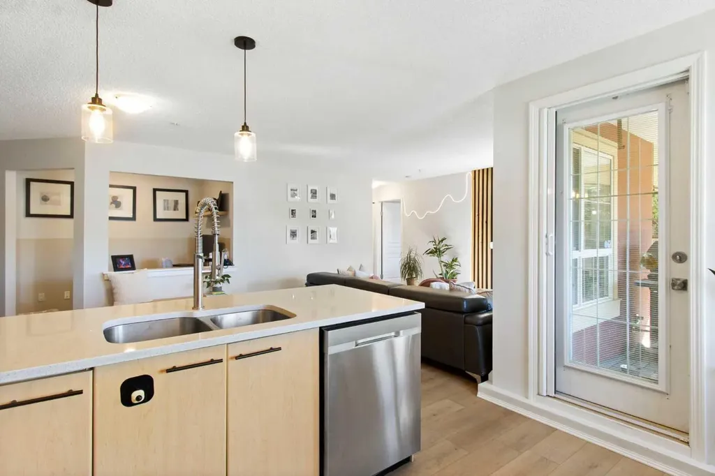 22 Richard Place SW Calgary AB T3E7N6