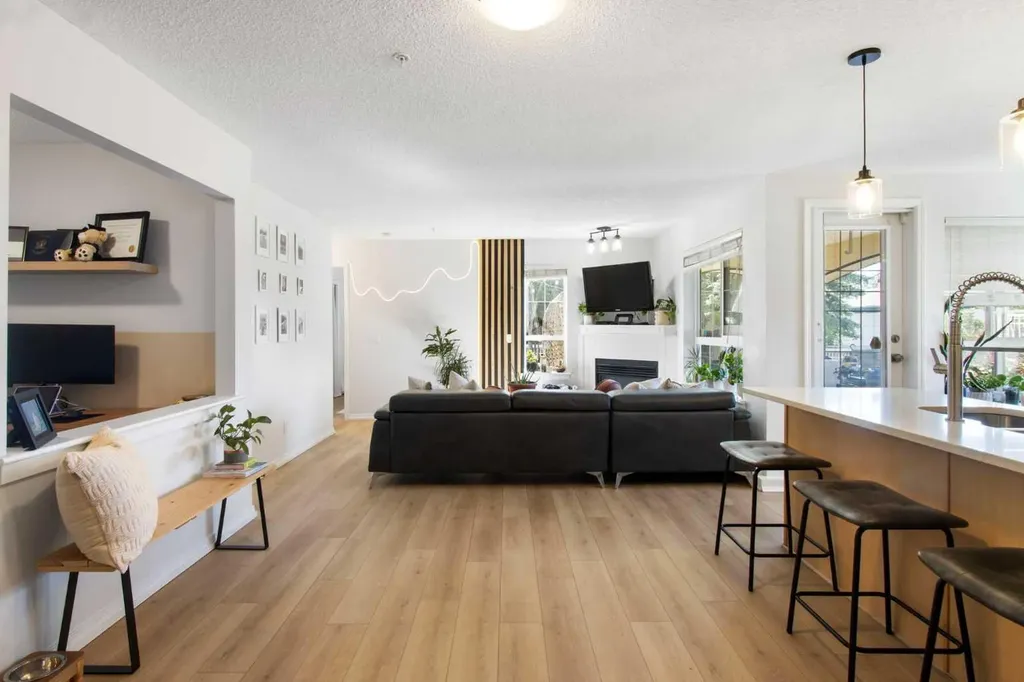 22 Richard Place SW Calgary AB T3E7N6