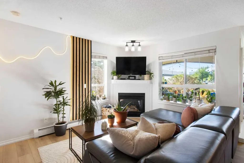 22 Richard Place SW Calgary AB T3E7N6
