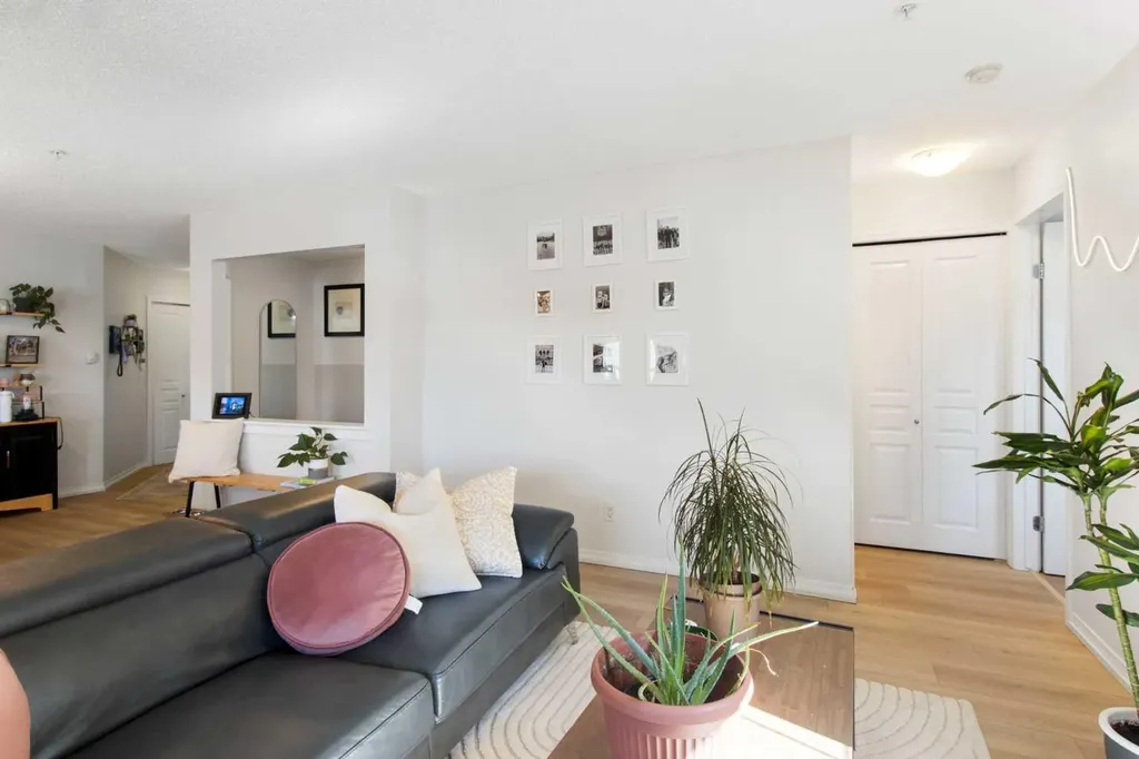 22 Richard Place SW Calgary AB T3E7N6